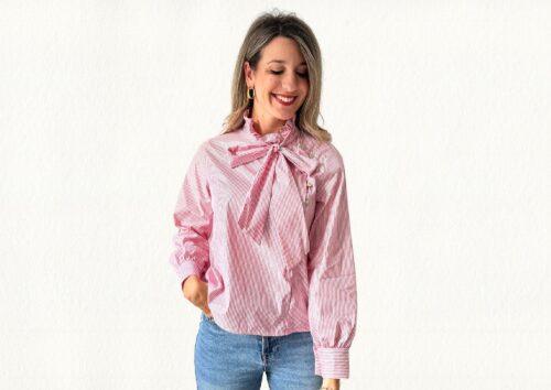 Camisa con lazada rosa