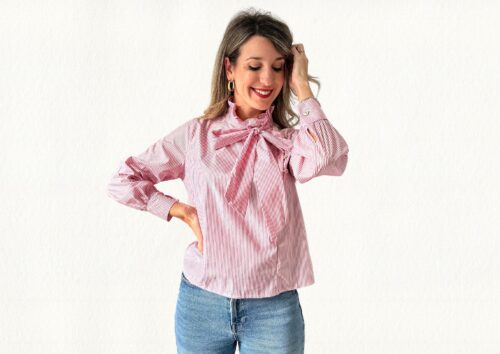 Camisa con lazada rosa