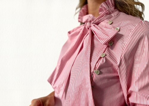 Camisa con lazada rosa