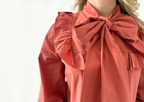 Camisa con lazada teja