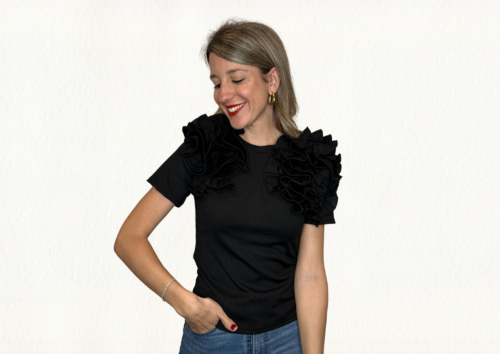 Camiseta negra volantes