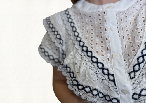 Blusa troquelada con detalle negro