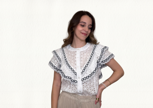 Blusa troquelada con detalle negro