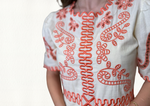 Vestido blanco roto bordado coral