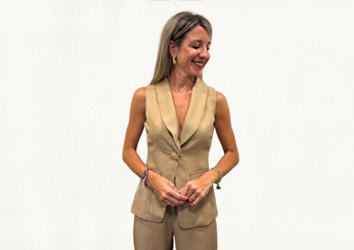 Conjunto camel chaleco y pantalón