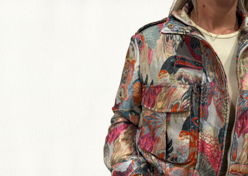 Chaqueta bomber estampado tropical