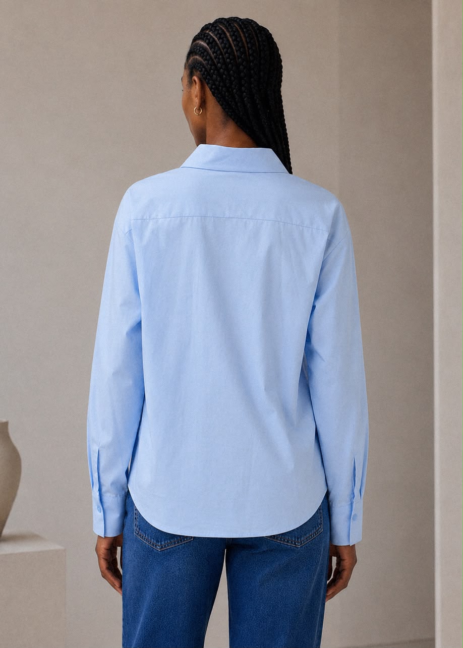 Camisa con detalle azul claro
