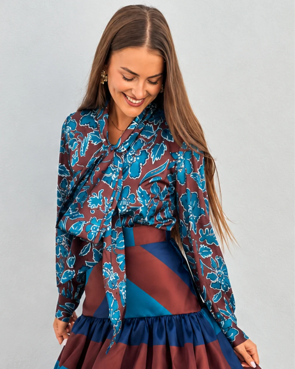 Blusa estampada azul con lazada