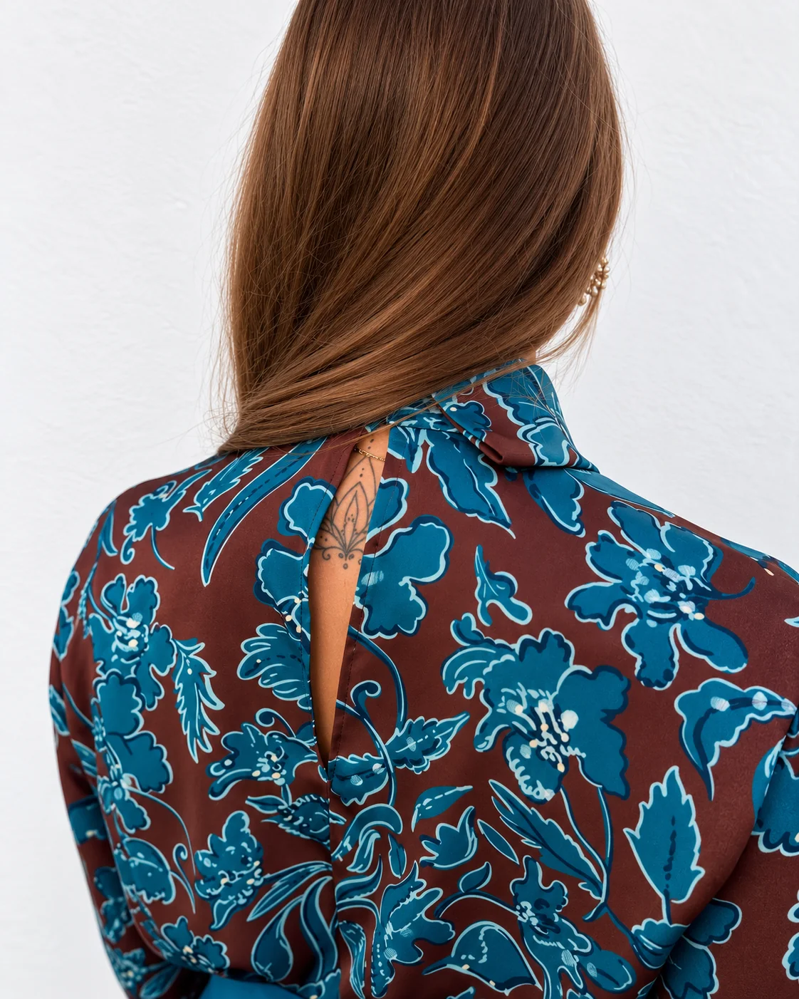 Blusa estampada azul con lazada